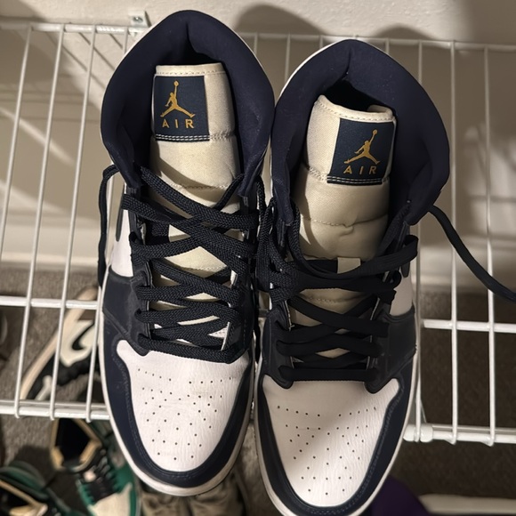 Nike Air Jordan 1 Mid Shoes - Picture 6 of 10